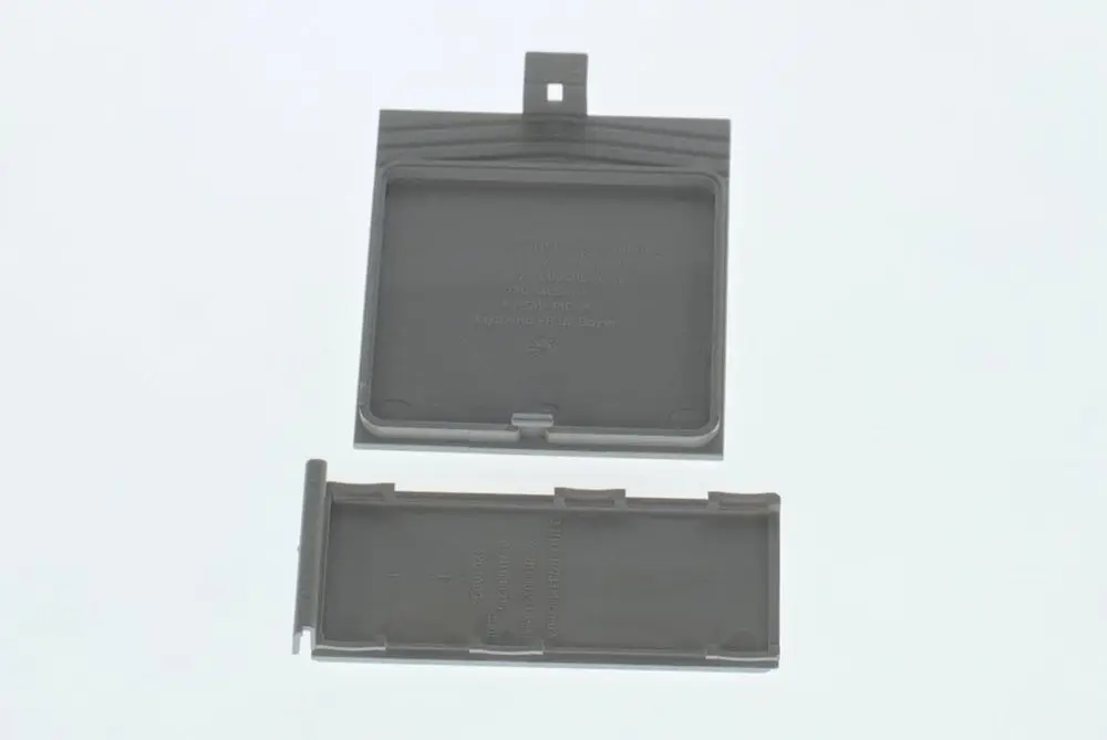 Transparente Abdeckung von Bosch, bestehend aus zwei Teilen. Eine größere Hauptabdeckung und eine kleinere zusätzliche Blende, beide in einer hellgrauen Farbgebung.